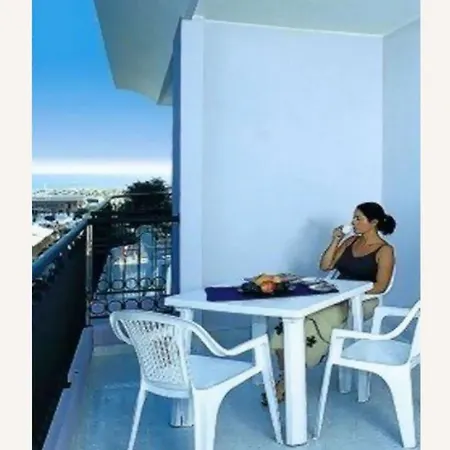 Poolside Comfort In A Prestigious Location Apartamento Bibione