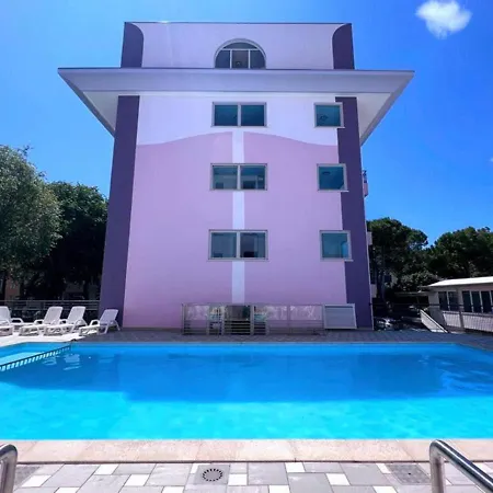 Poolside Comfort In A Prestigious Location Apartamento