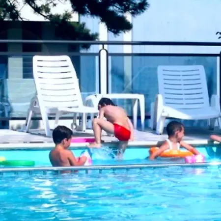 Poolside Comfort In A Prestigious Location 비비오네