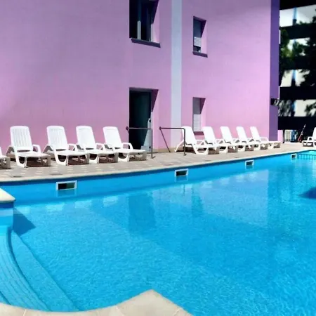 Poolside Comfort In A Prestigious Location Apartamento