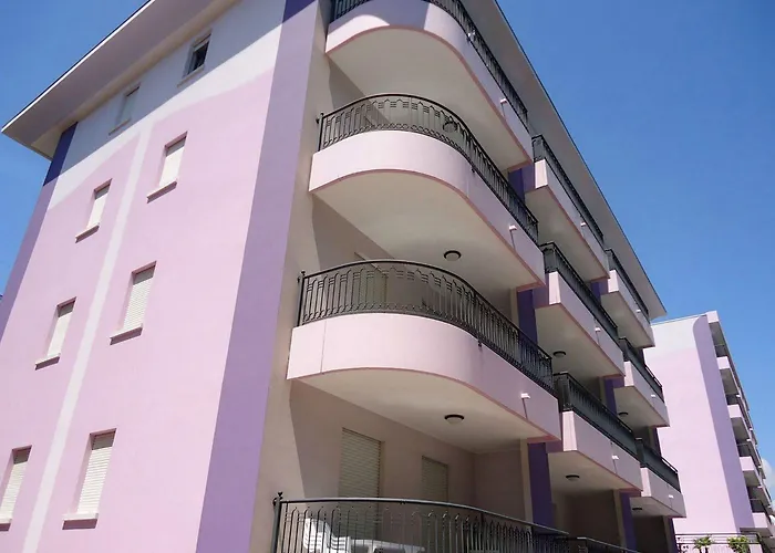 Poolside Comfort In A Prestigious Location Daire