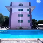 Poolside Comfort In A Prestigious Location 公寓
