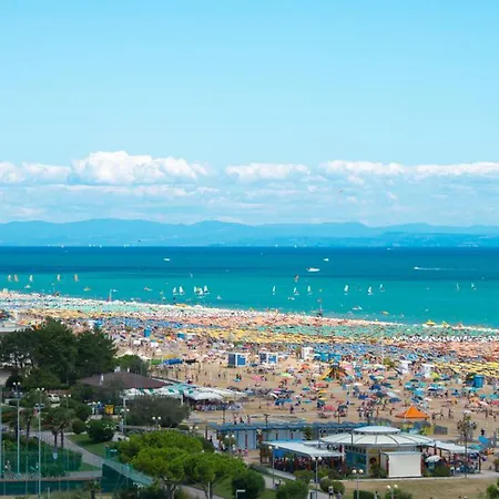 Poolside Comfort In A Prestigious Location Apartamento Bibione