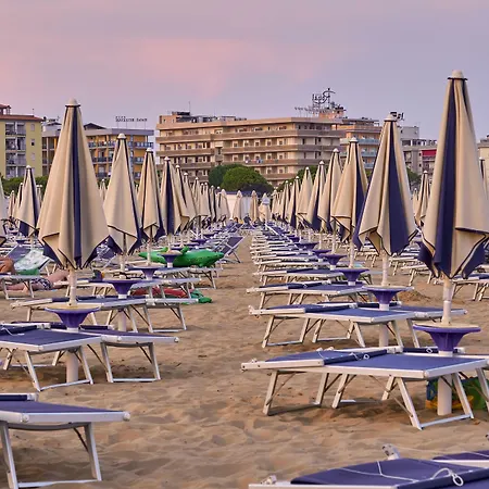 Poolside Comfort In A Prestigious Location * Bibione