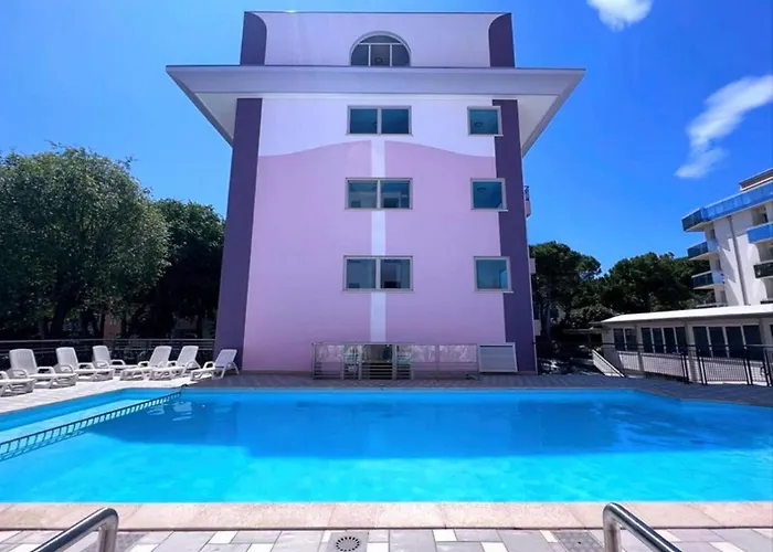 Poolside Comfort In A Prestigious Location Apartmán