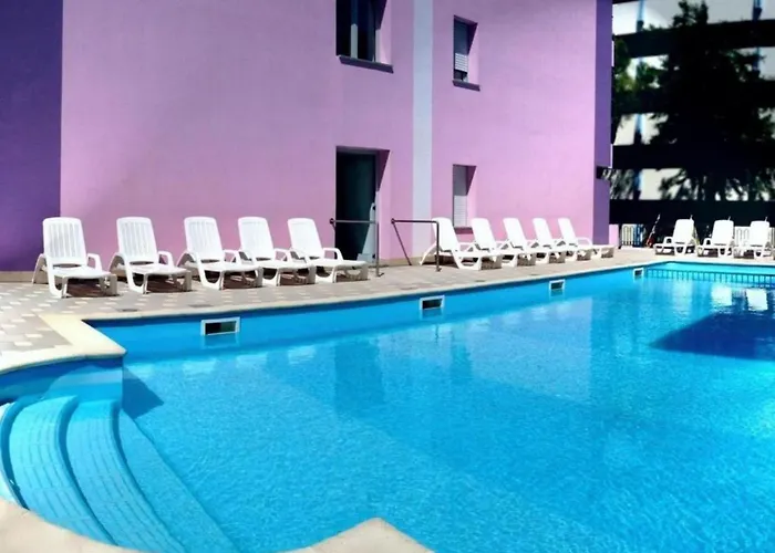 Poolside Comfort In A Prestigious Location דירה
